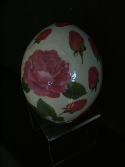 Straussenei mit Rosenmotiven